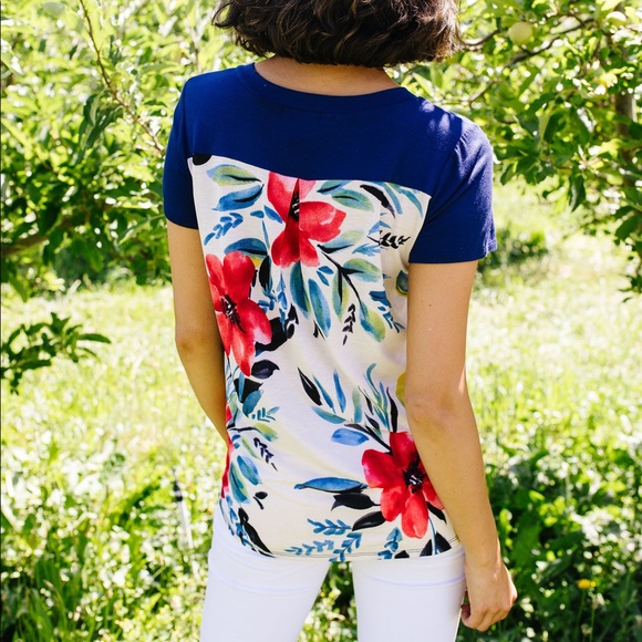 Pocket Full of Posies V-Neck Top - Picture 9 of 10